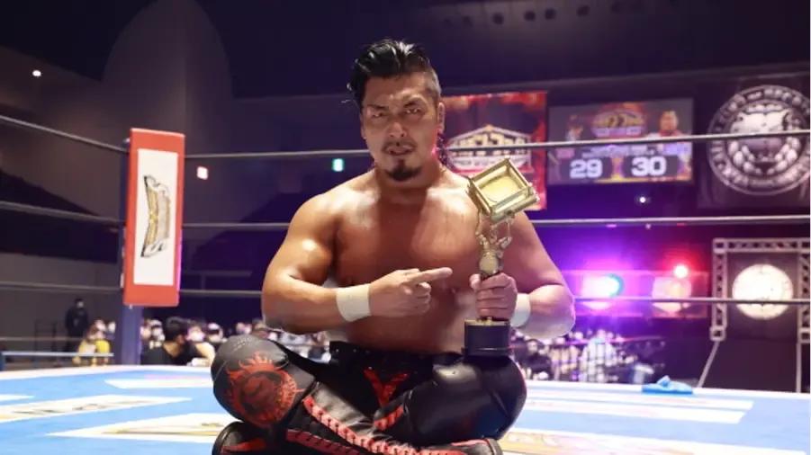 Shingo Takagi KOPW trophy.jpg