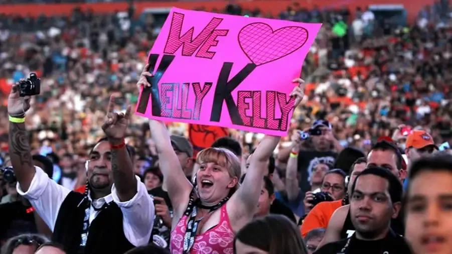 https://cultaholic.com/files/images/d3fa968c3a8bef2b82ebb144377222661555c178-lelly-kelly-sign.jpg