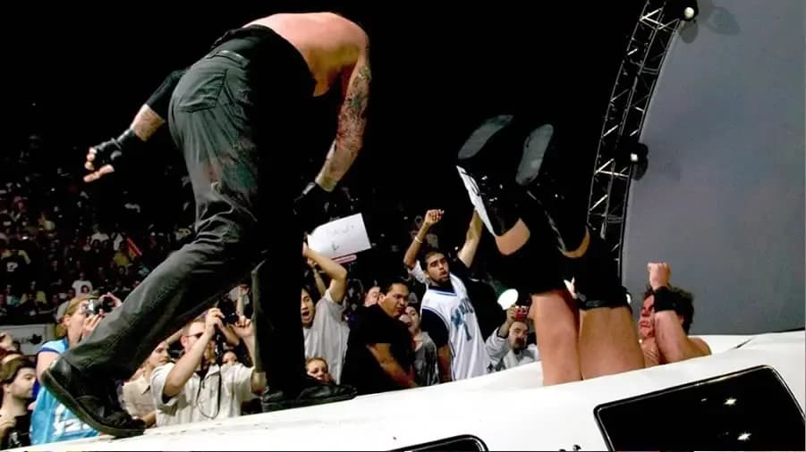 https://cultaholic.com/files/images/436dd3b328c05f59e7e9414bddb99eac19ce501f-undertaker-jbl-summerslam-2004.jpg