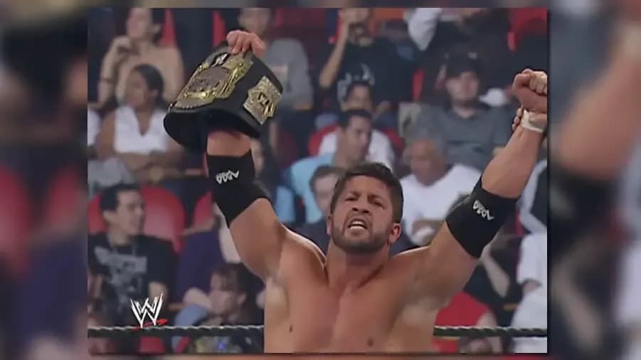 https://cultaholic.com/files/images/7cd6a8b97a0feb6a36894b67f95ae3e405560830-gregory-helms-cruiserweight-champion-royal-rumble-2006.jpg